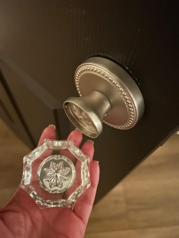 A loose crystal handle (3)