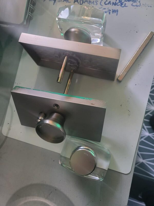 A loose crystal handle (4)