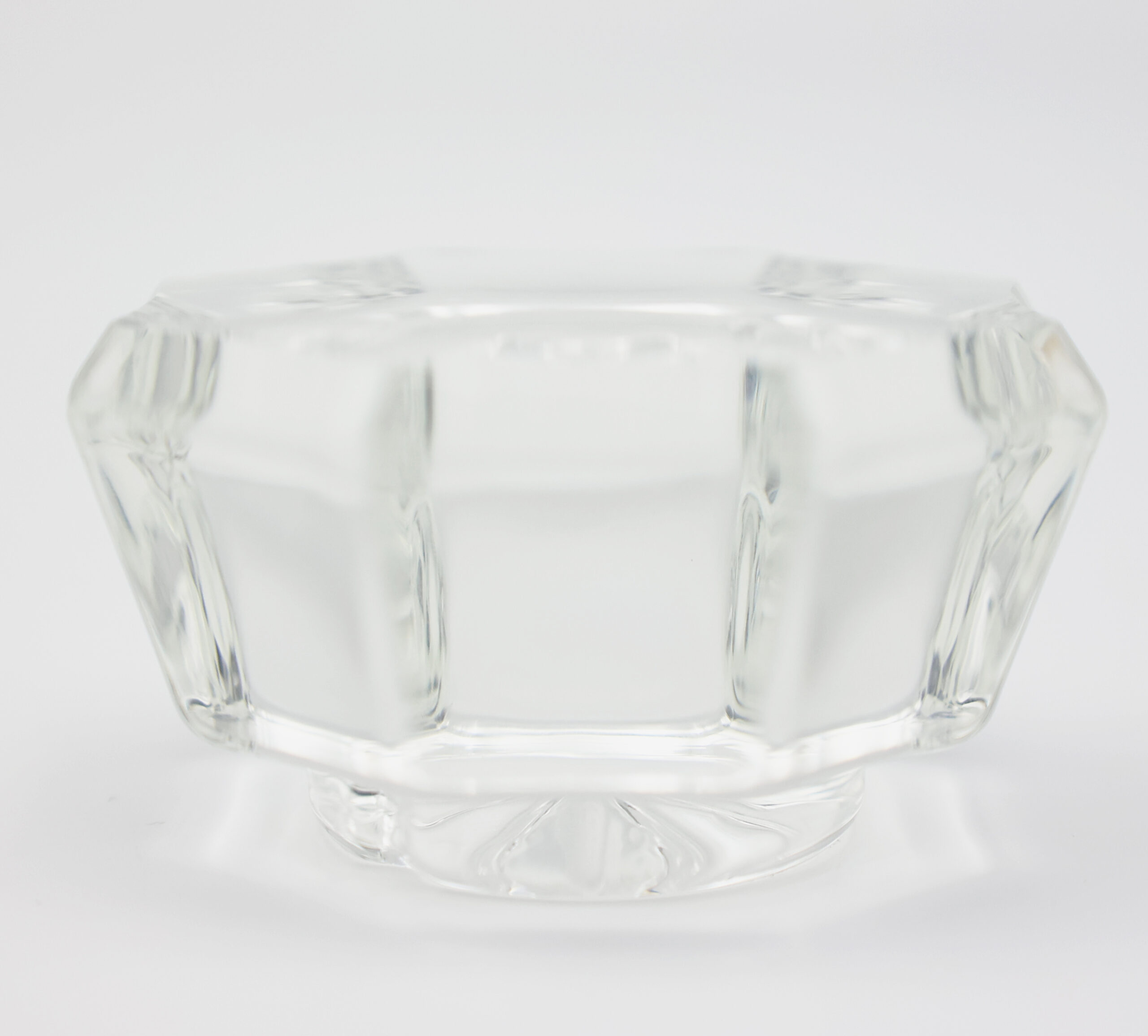 33 Snowflake-patterned faceted crystal door knobs paired with various brass bases - Image 1